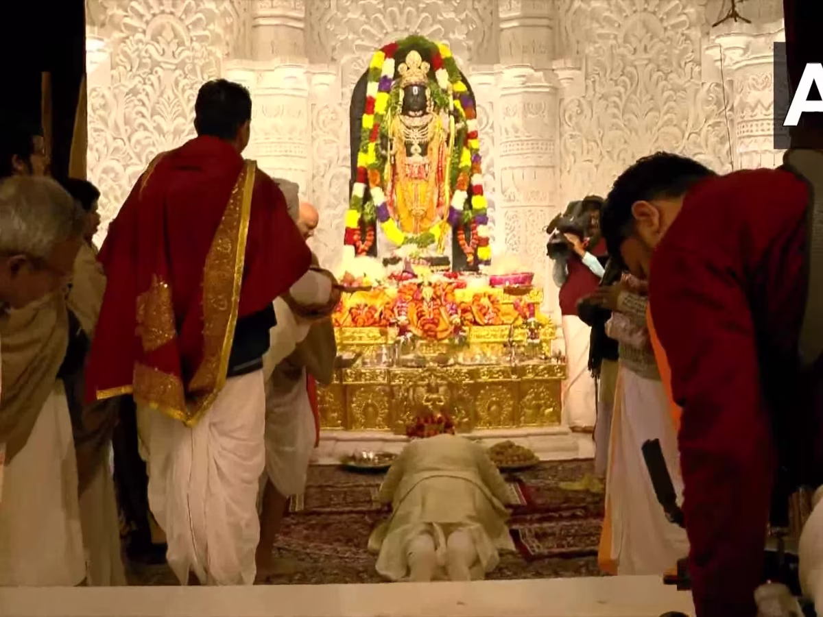 पीएम मोदी अयोध्या में हुए भाव विभोर , श्री राम के चरणों में किया साष्टांग प्रणाम, कहा ; ‘मैं प्रभु राम से क्षमा मांगता हूं’