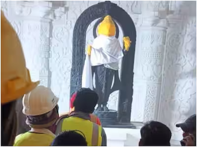 अयोध्या के भव्य राम मंदिर में विराजमान हुए रामलला, प्राण प्रतिष्ठा से पहले सामने आई पहली तस्वीर
