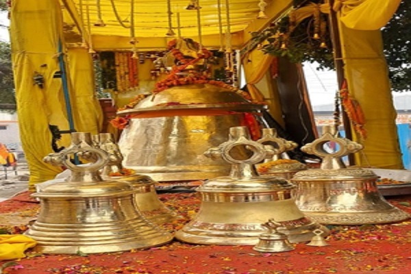 राम मंदिर के लिए जलेसरवासियों की तरफ से सौंपा गया 2,400 किलो का घंटा, 10 KM दूर तक जाएगी आवाज 2,400 kg bell handed over by Jalesar residents for Ram temple, sound will reach 10 KM distance