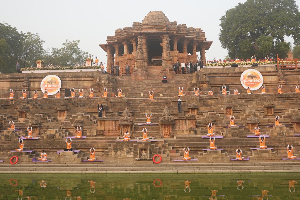 4000 लोगों ने बनाया सूर्य नमस्कार का गिनीज रिकॉर्ड, पीएम मोदी ने की प्रशंसा 4000 people made Guinness record of Surya Namaskar, PM Modi praised
