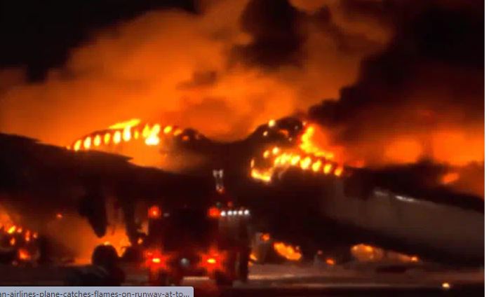 टोक्यो एयरपोर्ट पर बड़ा हादसा, टक्कर के बाद प्लेन में लगी भीषण आग,367 यात्रियों को सुरक्षित निकाला Major accident at Tokyo airport, huge fire broke out in the plane after the collision, 367 passengers evacuated safely