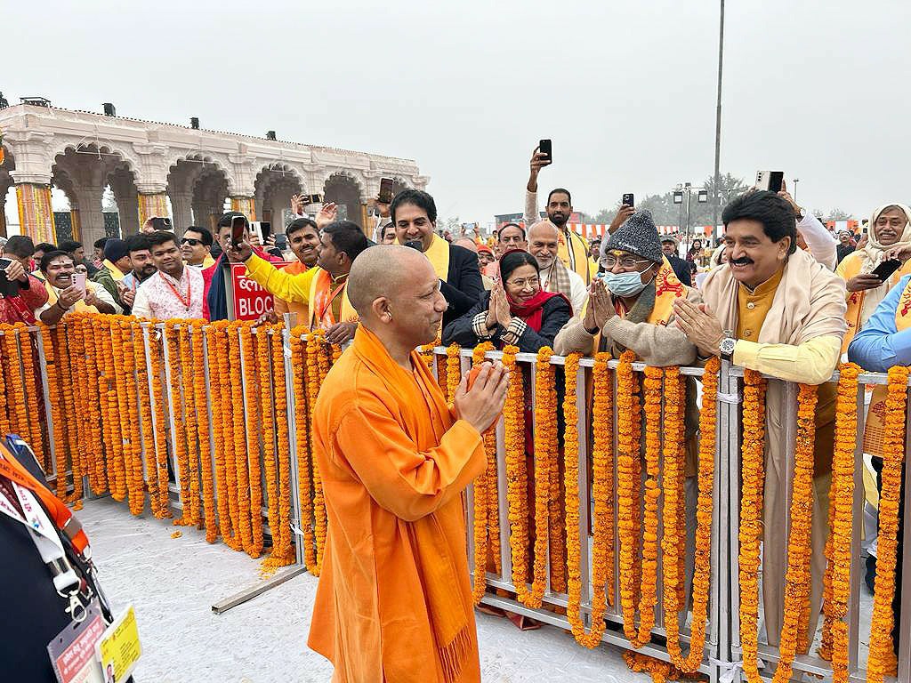 श्रीराम लला के प्राण प्रतिष्ठा समारोह में कुशल मेजबान के रूप में नजर आए योगी आदित्य नाथ