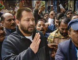 लालू यादव के बाद अब तेजस्वी यादव पहुंचे ईडी ऑफिस, बाहर दिखी समर्थकों की भीड़