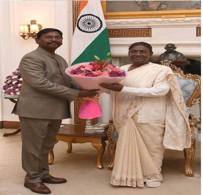 राष्ट्रपति द्रौपदी मुर्मू से केंद्रीय कृषि एवं किसान कल्याण मंत्री अर्जुन मुंडा ने की भेंट