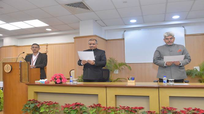 पूर्व आईपीएस अधिकारी शील वर्धन सिंह ने यूपीएससी के सदस्य के रूप में पद और गोपनीयता की ली शपथ