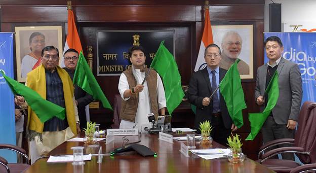 नागर विमानन मंत्री ज्योतिरादित्य एम. सिंधिया ने अयोध्या से अहमदाबाद के लिए उड़ान को हरी दिखाई झंडी