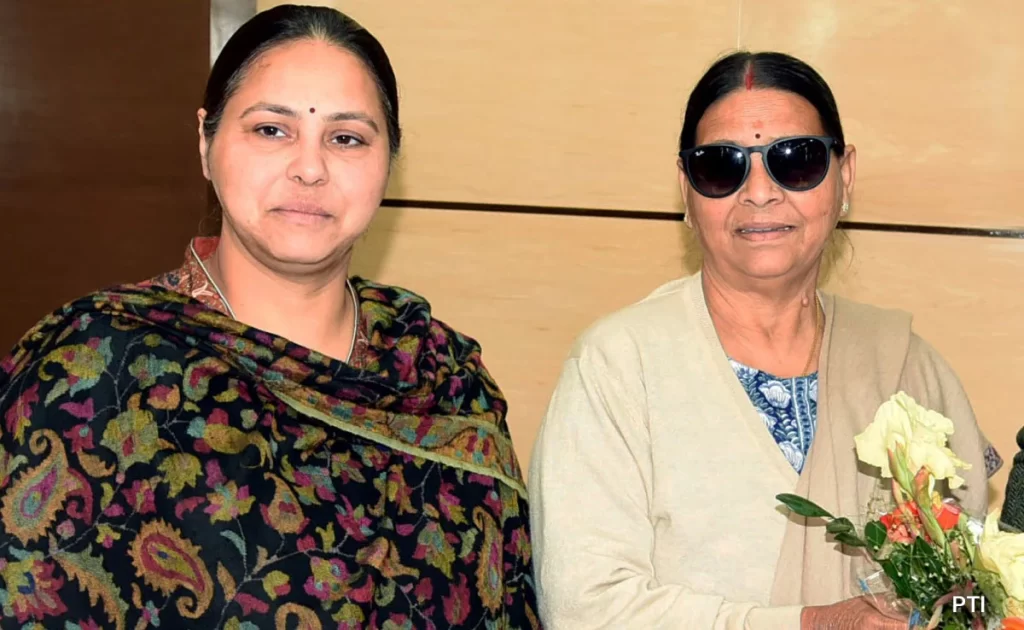 नौकरी के बदले जमीन मामला: सियासी उठापटक के बीच बिहार की पूर्व मुख्यमंत्री राबड़ी देवी और बेटी मीसा को कोर्ट ने भेजा नोटिस