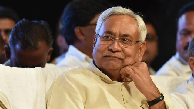 बिहार में सियासी घमासान जारी, नीतीश ने लालू को किया ब्लॉक, आज बड़ी होंगी बैठकें