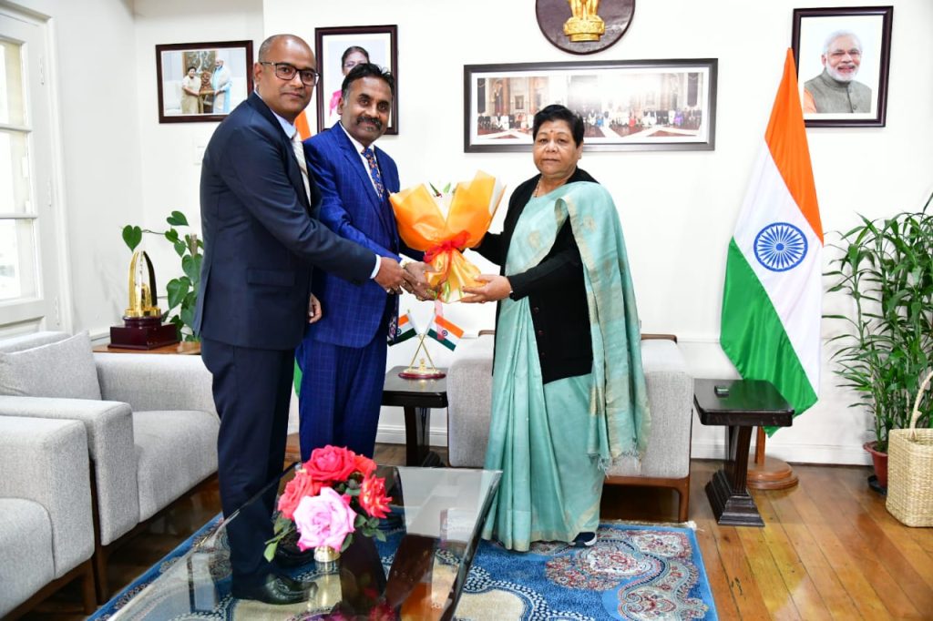 मणिपुर: राजभवन में राज्यपाल अनुसुईया उइके से पूर्व कुलपति डॉ. राजेश पाठक ने अन्य लोगों के साथ की मुलाकात