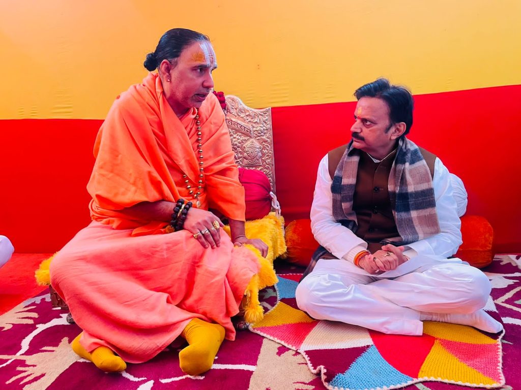 उप मुख्यमंत्री शुक्ल ने प्रयागराज में त्रिवेणी संगम में किया स्नान