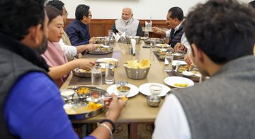 प्रधानमंत्री ने संसदीय सहयोगियों के साथ भोजन का उठाया लुत्फ