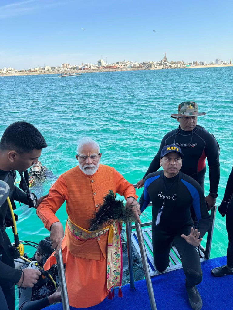प्रधानमंत्री नरेन्द्र मोदीने जलमग्न द्वारका नगरी में की पूजा-अर्चना