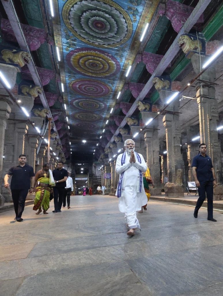 प्रधानमंत्री ने मदुरै के मीनाक्षी अम्मन मंदिर में की पूजा-अर्चना