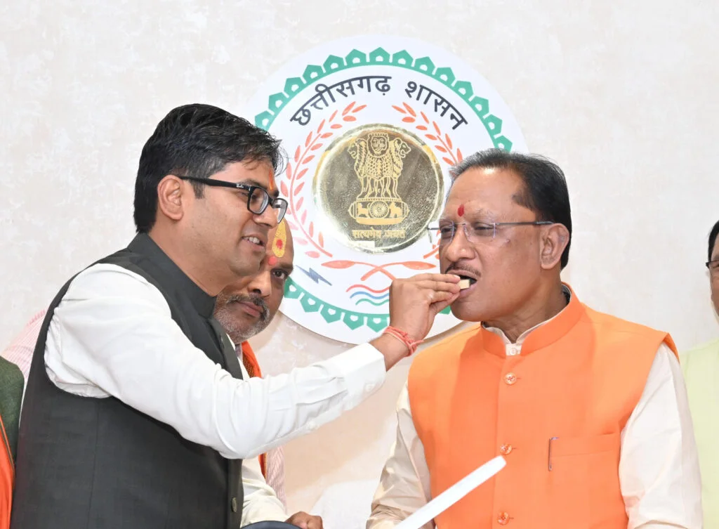 मुख्यमंत्री विष्णु देव साय ने छत्तीसगढ़ के अमृत काल के नींव का बजट पेश करने पर वित्त मंत्री का कराया मुंह मीठा