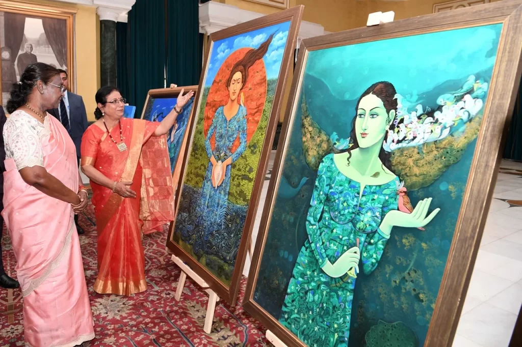 राष्ट्रपति द्रौपदी मुर्मु ने राष्ट्रपति भवन के सांस्कृतिक केंद्र में आयोजित एक कला प्रदर्शनी का किया अवलोकन