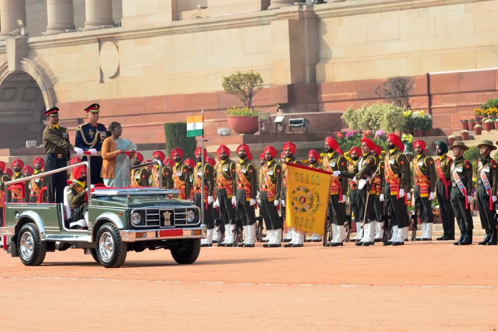 राष्ट्रपति द्रौपदी मुर्मु आर्मी गार्ड बटालियन की अदला-बदली और औपचारिक परिवर्तन की साक्षी बनीं