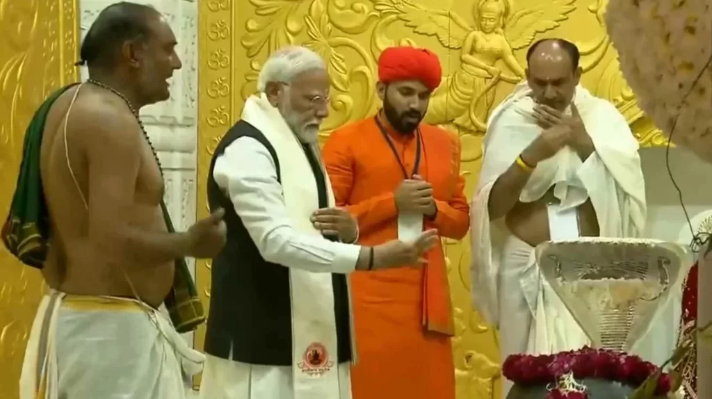 प्रधानमंत्री ने गुजरात के मेहसाणा में वलीनाथ महादेव मंदिर में पूजा-अर्चना की और किया दर्शन
