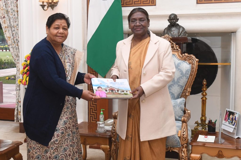 राष्ट्रपति द्रौपदी मुर्मू से राज्यपाल अनुसुइया उइके ने की मुलाकात, दीक्षांत समारोह के लिये किया आमंत्रित