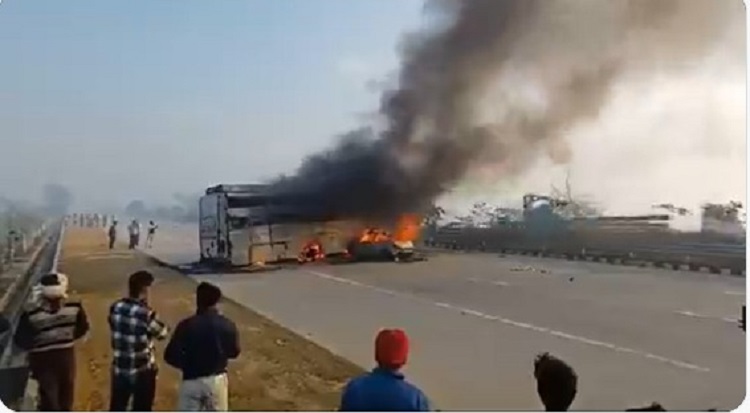 यमुना एक्सप्रेस-वे पर भीषण सड़क हादसा, कार से टकराई अनियंत्रित बस, 5 लोग जिंदा जले