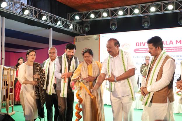 राज्यपाल श्री इंद्रसेन रेड्डी नल्लू और केंद्रीय राज्य मंत्री प्रतिमा भौमिक ने पुरस्कार वितरण के साथ किया दिव्य कला मेला का समापन