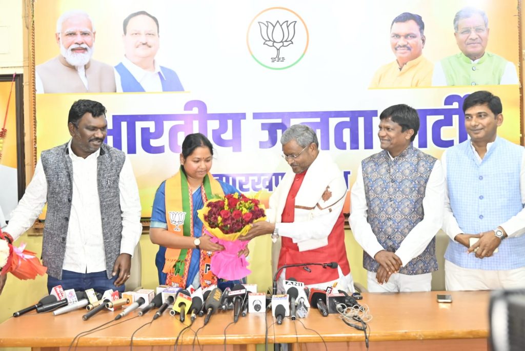 कांग्रेस के राजकुमार अपनी यात्रा मे मस्त और इधर झारखंड में पार्टी के दिग्गज नेता ने थामा भाजपा का हाथ