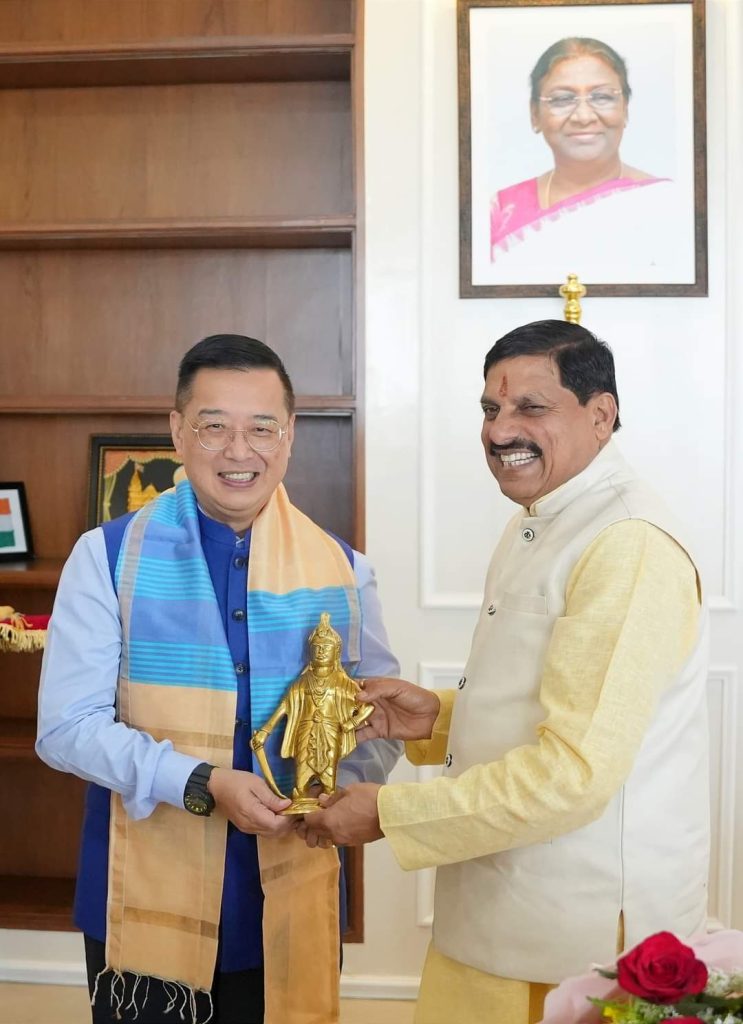 डॉ. मोहन यादव ने सिंगापुर के उच्चायुक्त साइमन वांग के प्रतिनिधिमंडल के साथ की सौजन्य भेंट
