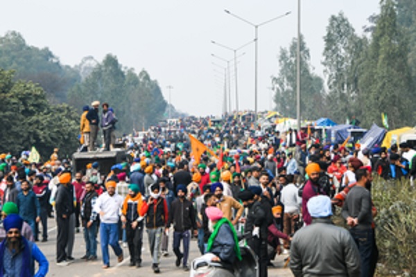 हरियाणा की सीमाओं पर दिल्ली मार्च से पहले किसानों का भारी जमावड़ा