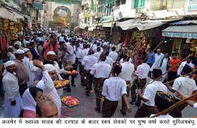 अजमेर में ख्वाजा साहब की दरगाह के बाहर संघ के स्वयं सेवकों पर पुष्प वर्षा