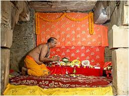 अब व्यास जी के तहखाने में पूजा के बाद गूंजेगी घंटे की आवाज, भक्तों ने 11 किलो का घंटा किया दान,31 साल बाद हो रहा ऐसा