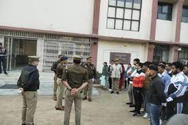 32 केंद्रों पर कड़ी निगरानी में शुरू हुई यूपी पुलिस परीक्षा, 60 हजार से ज्यादा परीक्षार्थी देंगे एग्जाम