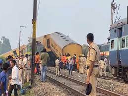 दिल्ली के जखीरा फ्लाईओवर रेलवे ट्रैक पर पलटे मालगाड़ी के कई डिब्बे , कुछ लोगों के दबे होने की आशंका