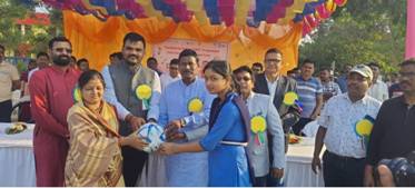 स्कूलों के लिए फुटबॉल (एफ4एस)कार्यक्रम के अंतर्गत ओडिशा के 17 जिलों के 1260 स्कूलों में वितरित किए गए 6848 फुटबॉल