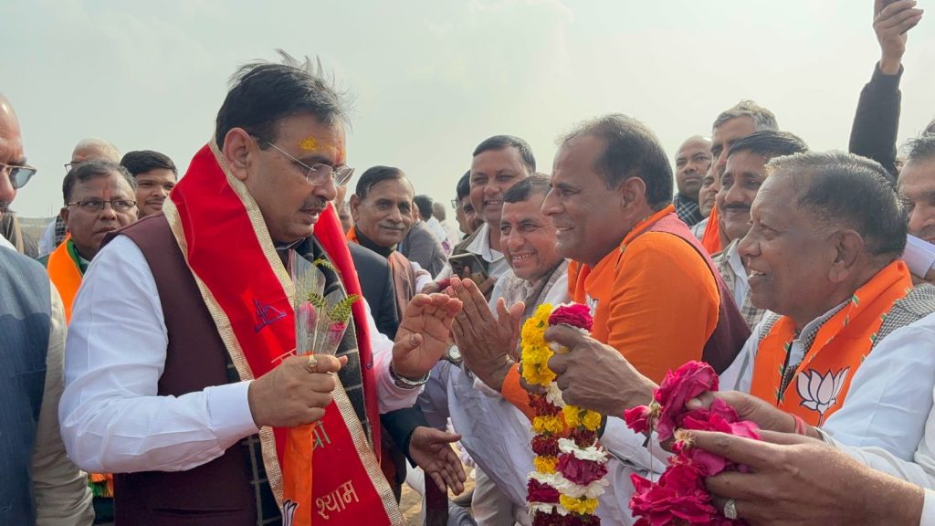 मुख्यमंत्री बनने के बाद पहली बार अपने गांव पहुंचे भजनलाल शर्मा, नंगे पैर की पूरे गांव की परिक्रमा