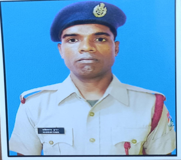 राष्ट्रपति द्रौपदी मुर्मु ने रेलवे सुरक्षा विशेष बल के कांस्टेबल को ‘जीवन रक्षा पदक’ से किया सम्मानित