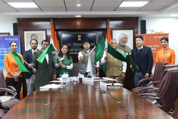 केंद्रीय नागरिक उड्डयन और इस्पात मंत्री ज्योतिरादित्य एम.सिंधिया ने ग्वालियर-अहमदाबाद उड़ान को दिखाई झंडी