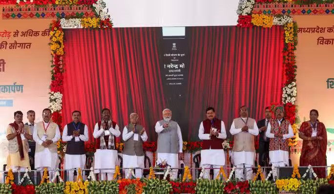 पीएम मोदी ने मध्य प्रदेश के झाबुआ में लगभग 7300 करोड़ रुपये की कई विकास परियोजनाओं का किया लोकार्पण और शिलान्यास