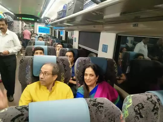 प्रधानमंत्री मोदी की तारीफ, फिर वंदे भारत से पत्नी रश्मि ठाकरे के साथ मुंबई तक का सफर…आखिर क्या है उद्धव के मनसूबे?