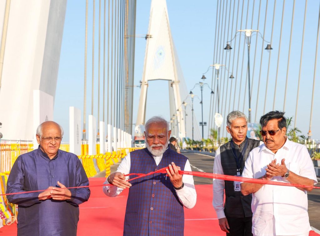 प्रधानमंत्री ने गुजरात में ओखा मुख्य भूमि और बेट द्वारका द्वीप को जोड़ने वाले सुदर्शन सेतु का किया उद्घाटन