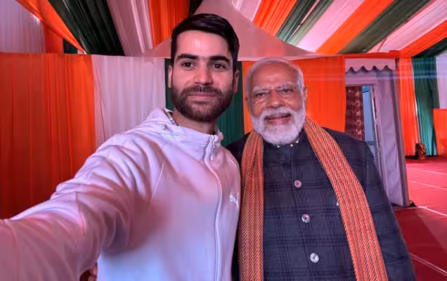 प्रधानमंत्री ने जम्मू एवं कश्मीर के एक उद्यमी एवं सरकारी लाभार्थी श्री नाजिम के साथ खिंचवाई सेल्फी