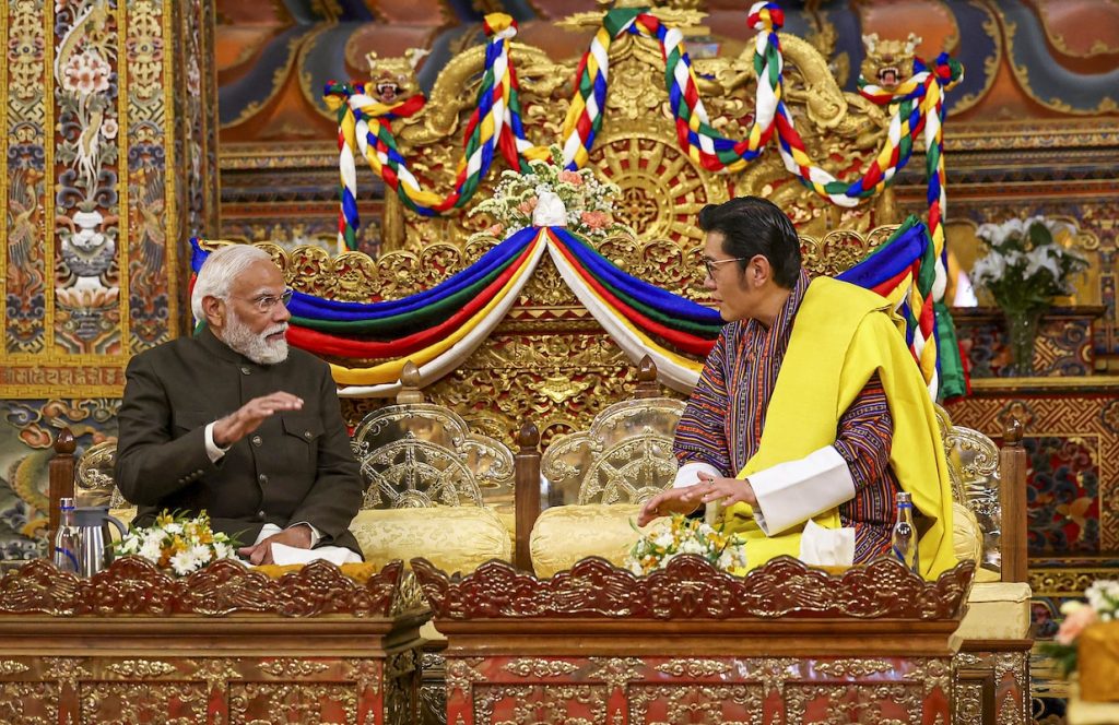 प्रधानमंत्री की भूटान के प्रधानमंत्री के साथ द्विपक्षीय बैठक और विभिन्न समझौता ज्ञापनों का आदान-प्रदान