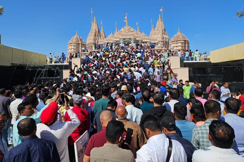 अबू धाबी के हिंदू मंदिर में रविवार को पहुंचे 65 हजार से ज्यादा श्रद्धालु, भक्तों ने जाहिर की खुशी
