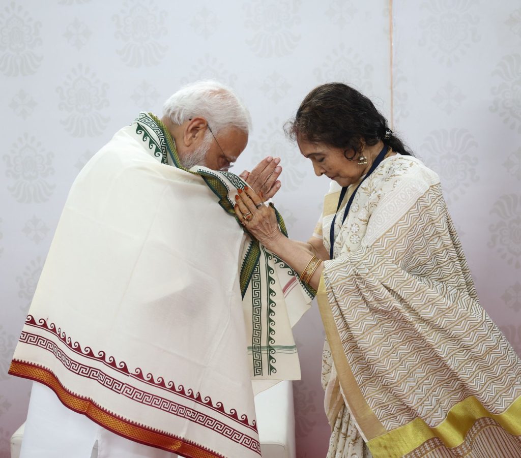 प्रधानमंत्री ने पद्म विभूषण से सम्मानित प्रसिद्ध अभिनेत्री वैजयंतीमाला से की मुलाकात