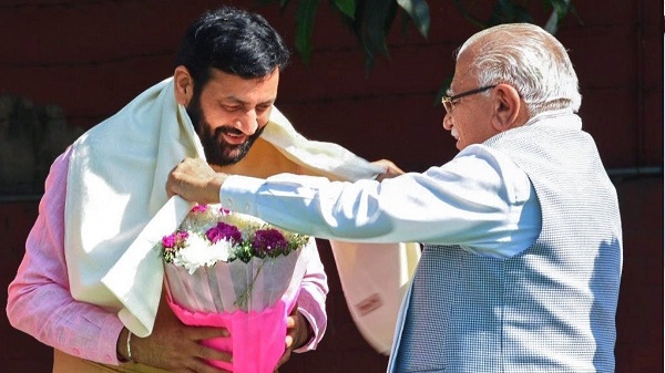 हरियाणा के नए सीएम नायब सिंह सैनी ने ली शपथ, पूर्व मुख्यमंत्री खट्टर के पैर छूकर लिया आशीर्वाद