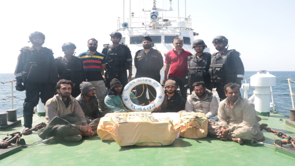 भारतीय तटरक्षक बल ने एक संयुक्त अभियान में पोरबंदर के पास अरब सागर से पाकिस्तानी नौका को पकड़ा