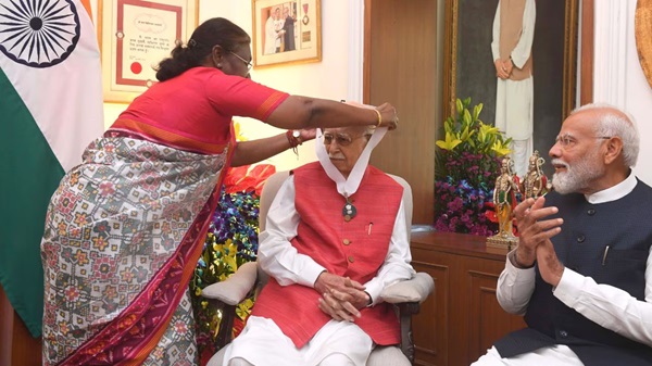 राष्ट्रपति मुर्मू ने घर जाकर LK आडवाणी को ‘भारत रत्न’ से किया सम्मानित,पीएम मोदी भी रहे मौजूद
