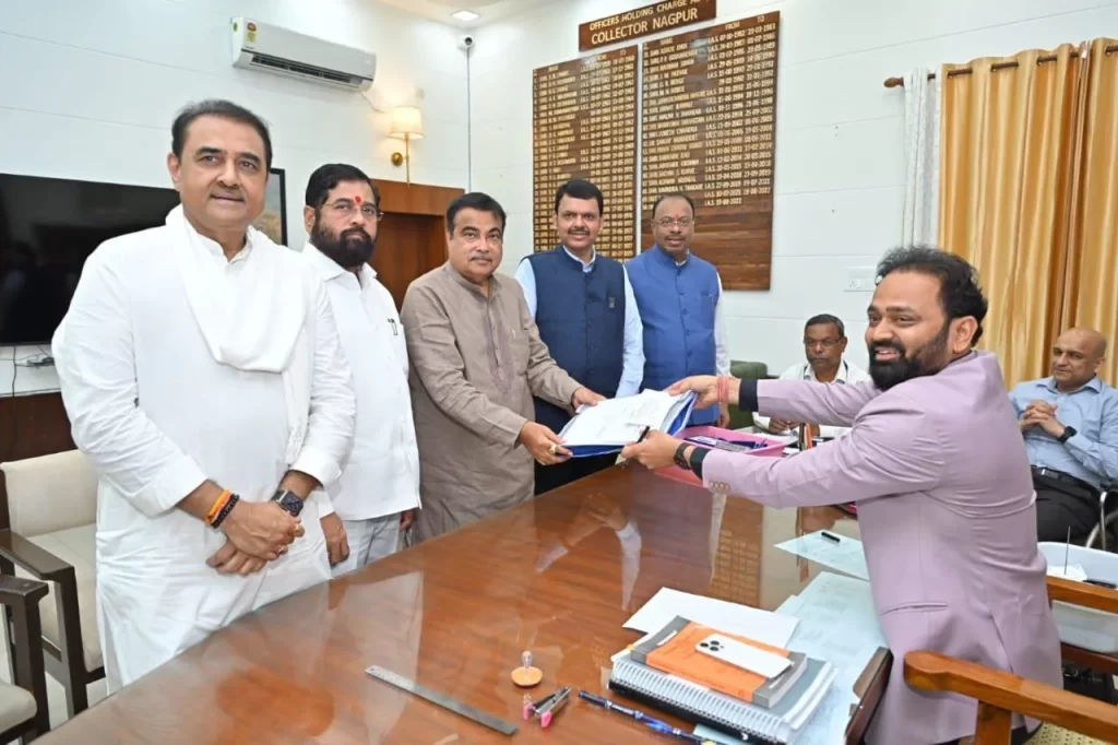 केन्द्रीय मंत्री नितिन गडकरी ने लोकसभा चुनाव के लिए नागपुर-कलेक्ट्रेट में नामांकन दाखिल किया