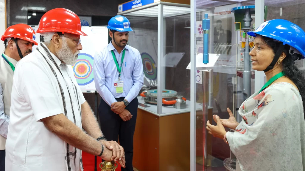 प्रधानमंत्री ने तमिलनाडु के कलपक्कम में भारत के पहले स्वदेशी फास्ट ब्रीडर रिएक्टर (500 मेगावाट) में ऐतिहासिक “कोर लोडिंग” की शुरुआत का किया अवलोकन
