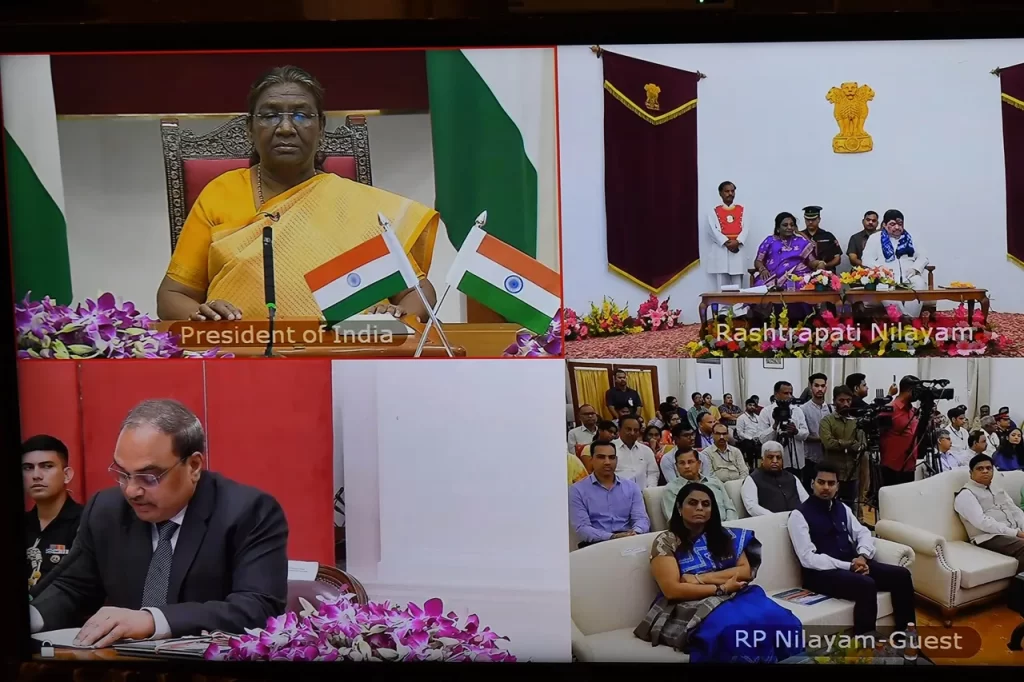 राष्ट्रपति द्रौपदी मुर्मु ने वर्चुअल माध्यम से राष्ट्रपति निलयम में आगंतुक सुविधा केंद्र का किया उद्घाटन