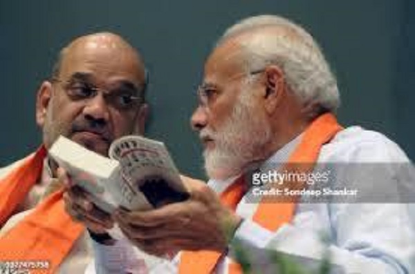 दस कमल खिलाने के लिए मोदी और शाह का ऑपरेशन कमल
