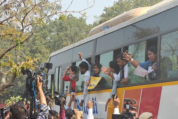 केजरीवाल की गिरफ्तारी के विरोध में सड़कों पर उतरी आप, प्रोटेस्ट कर रहे मंत्री आतिशी, सौरभ भारद्वाज और हरजोत बैंस हिरासत में